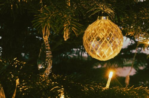 How to Choose the Perfect Christmas Tree Skirt